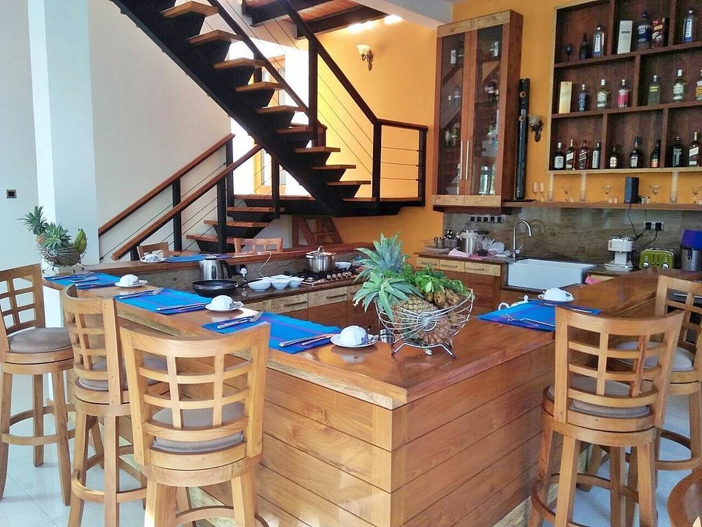 Hôtel White Palace à Gampaha Extérieur photo